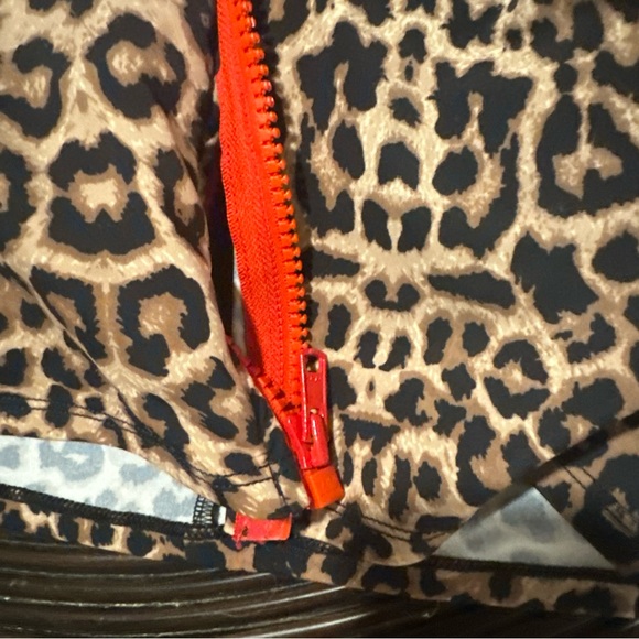 Designer top size large but runs small - Picture 2 of 6